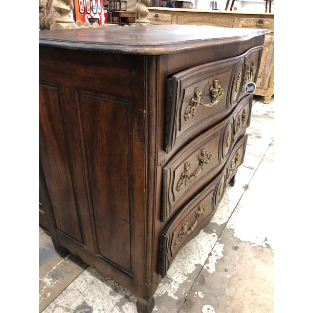 18th C. French Louis XV Walnut Commode For Sale In Atlanta - Image 6 of 10