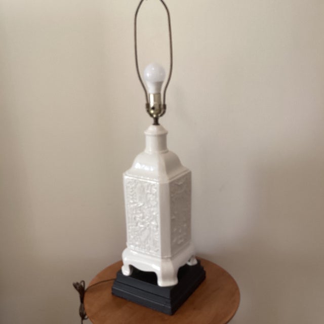 Vintage Chinoiserie Pagoda Style Table Lamp With White Textured Porcelain Body Mounted on Dark Wood Base For Sale - Image 10 of 12