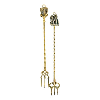 1950s English Brass Fireplace Toasting Forks With Spaniels & Heraldic Shield Crest - A Pair For Sale