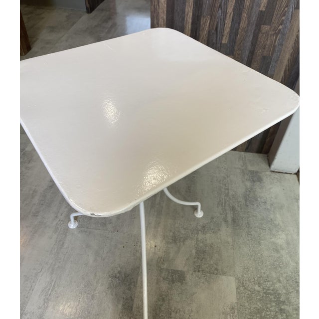 Metal table from the 1950s, recently repainted. Perfectly usable as is. Stable table, easy to place anywhere. Dimensions:...