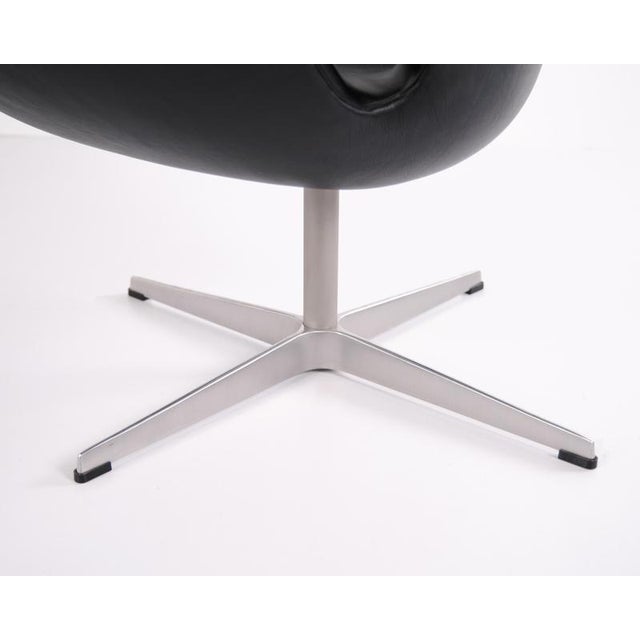 Swan Chair in Black Elegance Leather by Arne Jacobsen for Fritz Hansen, 2002 For Sale - Image 12 of 14