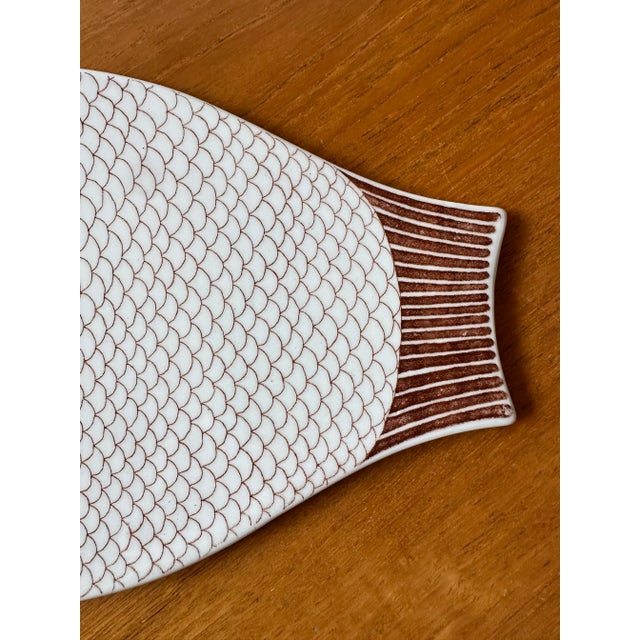 Mid-Century Modern 1960s Kaarina Aho Mid Century Modern Ceramic Fish Plate for Arabia of Finland For Sale - Image 3 of 8