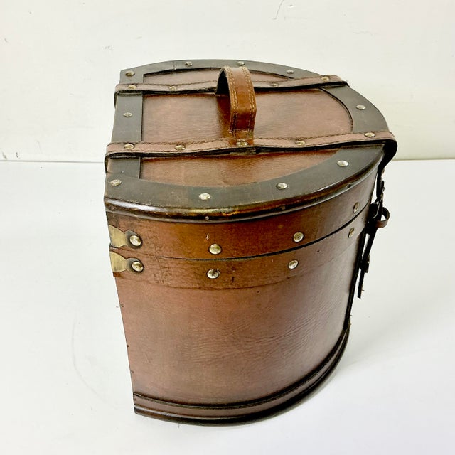 Chestnut 1980s Vintage Americana Boho Chic Wood and Faux Leather Strap Storage Box, After Ralph Lauren For Sale - Image 8 of 14