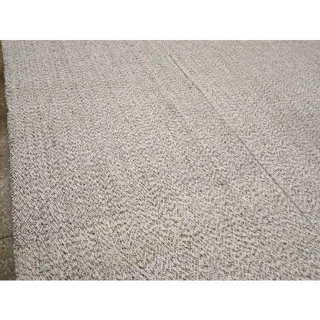 Contemporary Galerie Shabab Collection Mid-20th Century Handmade Turkish Flatweave Kilim Room Size Carpet For Sale - Image 3 of 8