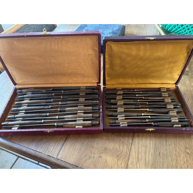 Art Deco Knives with Wooden Handles and Engraved Metal Ferrules in Two Boxes from As du Trèfle, 1930, Set of 24 For Sale - Image 3 of 8