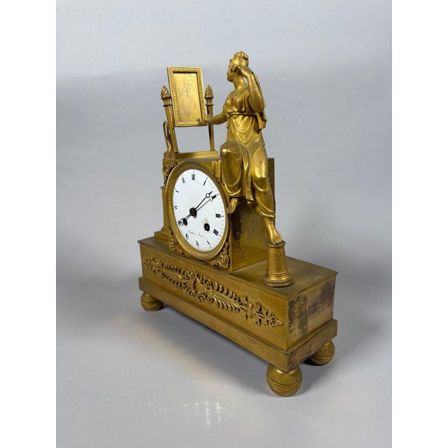 Empire period 19th century mantel clock depicting a woman at her toilette For Sale - Image 4 of 9