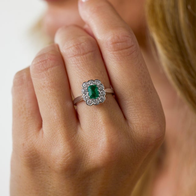 Vintage Colombian Emerald Diamond 18k White Gold Cluster Ring, Size 7.25 For Sale - Image 4 of 5