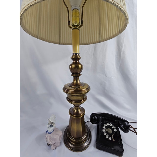 Mid 20th Hollywood Regency Style Octagonal Column Brass Table Lamp For Sale - Image 9 of 12