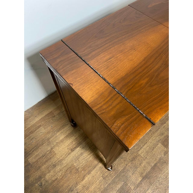 Kent Coffey Mid-Century Modern Bar / Drinks Serving Cart With Expandable Top For Sale - Image 9 of 12