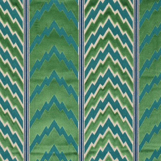 Abstract Sample - Schumacher X Timothy Corrigan Florentine Velvet Fabric in Emerald For Sale - Image 3 of 3