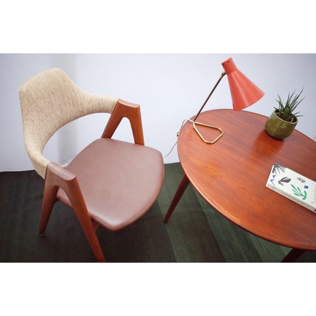 Very nice chair made of teak. Whether at a desk or at the dining table, its curved backrest offers maximum seating...
