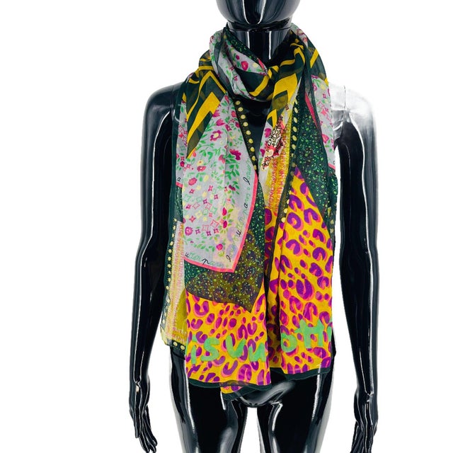 Louis Vuitton Louis Vuitton Green Printed 100% Silk Scarf For Sale - Image 4 of 9