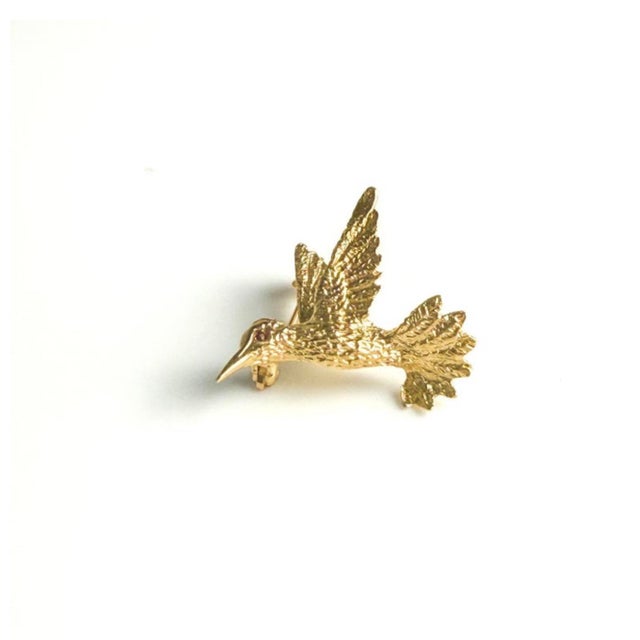 14k Yellow Gold Hummingbird Brooch 1 Inch For Sale - Image 9 of 11