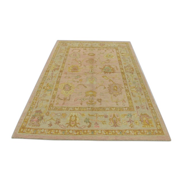 This modern Turkish Oushak rug is a stunning piece of art that has been handwoven using traditional techniques by skilled...