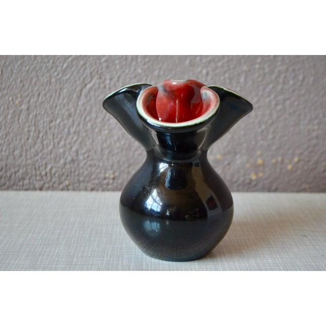 This Elchinger vase is uncommon and perfectly embodies the formal explorations of mid-century designers. Its free-flowing...