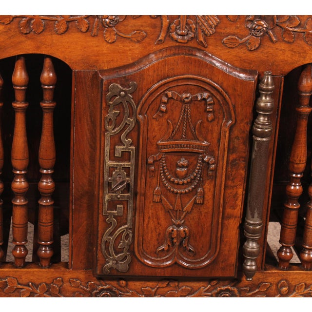 18th Century Provençal Bread Box in Walnut For Sale - Image 5 of 15