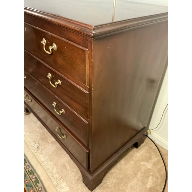 Kittinger 1990s Kittinger Mahogany Four-Drawer Bachelor Chests, Matched Pair For Sale - Image 4 of 16
