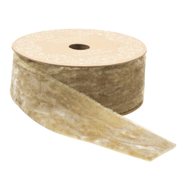 Enhance your creative projects with the Raw Edge Velvet Ribbon in a sophisticated dark beige tone. Made from a luxurious...