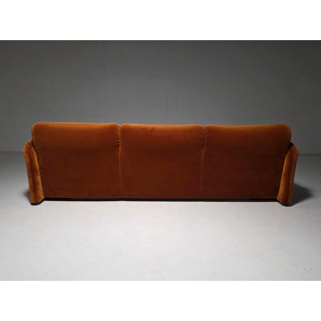1970s Maralunga Sofa in Burned Orange Velvet by Vico Magistretti for Cassina, 1970s For Sale - Image 5 of 12