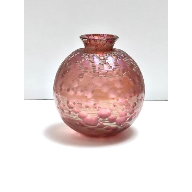 1920s Vintage Pink Iridescent Etched Blown Glass Diaspora Vase attributed to Loetz, 1920s For Sale - Image 5 of 10