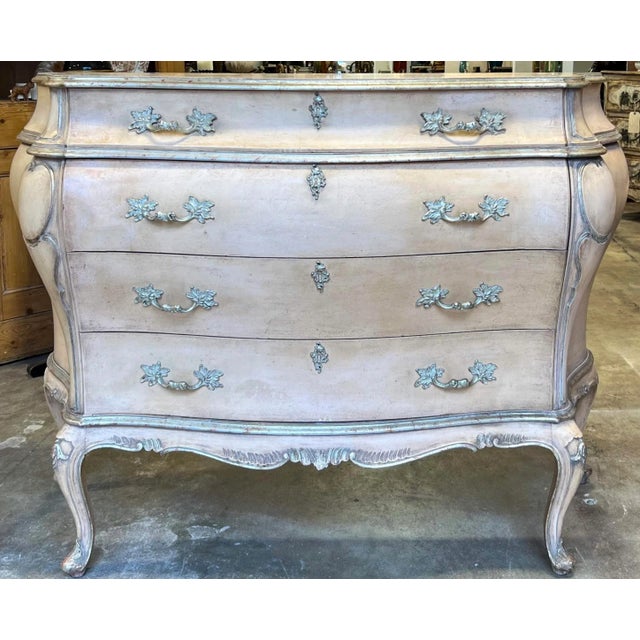Mid 20th Century French Louis XV Style Pink Blush & Silver Gilt Serpentine Bombay Chest / Commode For Sale - Image 5 of 10