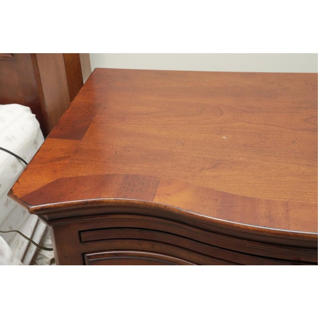 Late 20th Century Thomasville Serpentine Front Mahogany Nightstand / Bedside Table – Traditional Curved Front Chest For Sale - Image 11 of 13