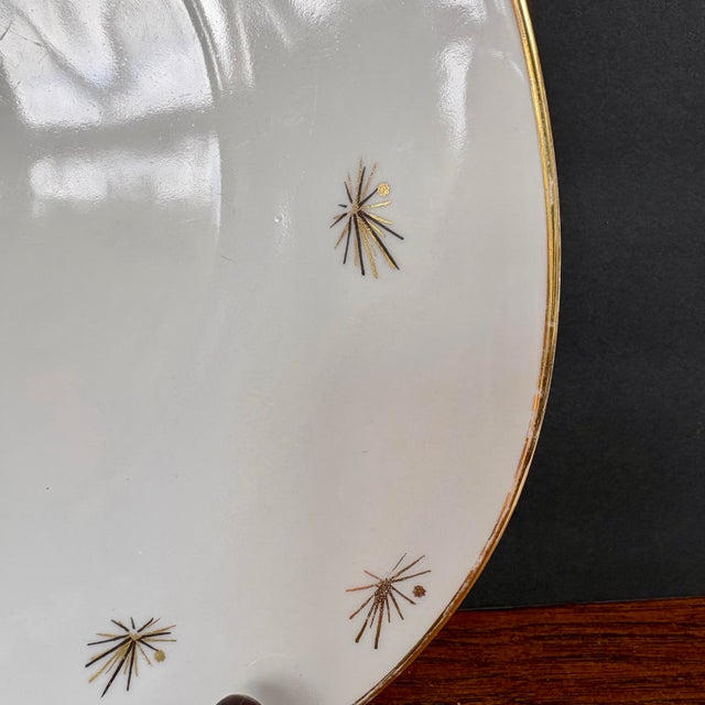 Mid-Century Modern Vintage Oscar Schaller Bavaria Triangular Porcelain Serving Platter With Gold Starburst Pattern (1910–1935) For Sale - Image 3 of 9