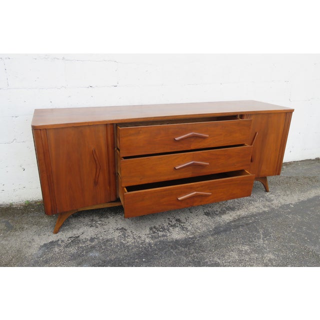 Wood Young Manufacturing Mid 20th Century Curved Boomerang Dresser Sideboard 6171 For Sale - Image 7 of 18