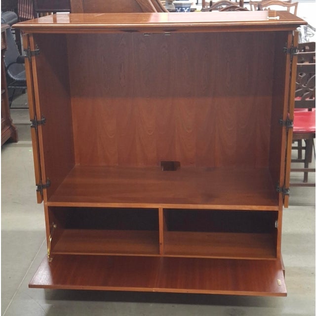 Late 20th Century Federal Style Yew Wood Double Door Side Cabinet For Sale - Image 9 of 11