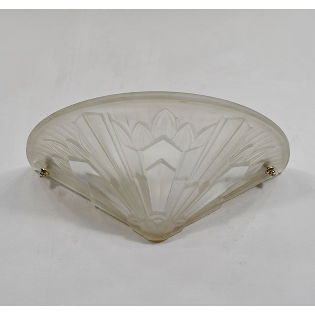Hettier & Vincent A large French art deco wall sconce in clear frosted molded-pressed glass. Crafted circa 1930-1935 by...