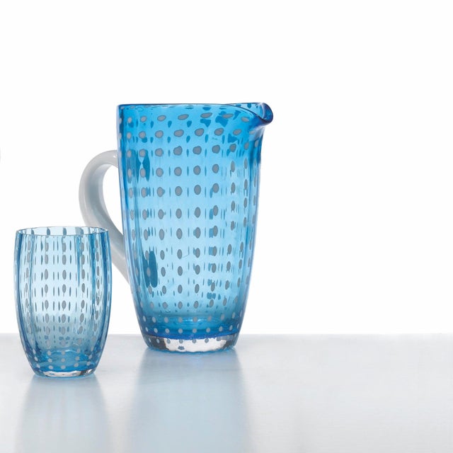 Collection for the table in clear colored glass. It includes tumblers for water and soft drinks, wine glasses, flute...