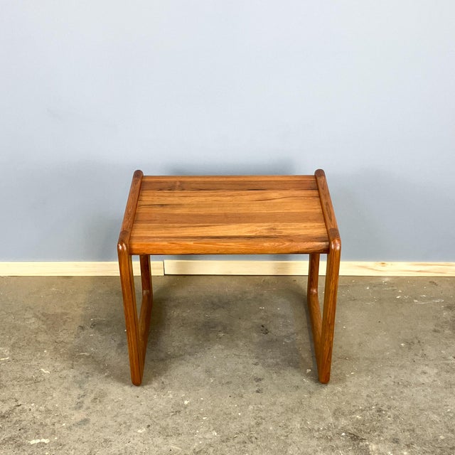 A simply elegant side table in the characteristic design of the 1960s. Thanks to its compact dimensions, it is perfect as...