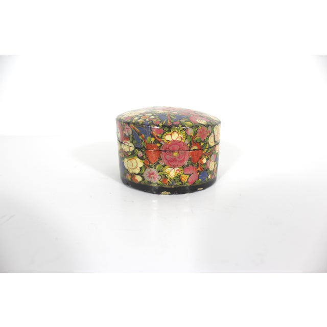 1980s Vintage Hand Painted Kashmir Lacquered Trinket Box For Sale - Image 5 of 8