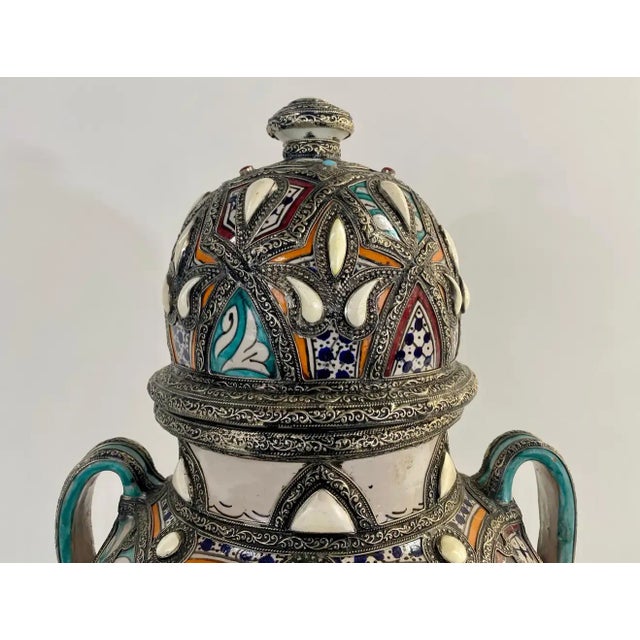 1970s Vintage Moroccan Palatial Lidded Pottery Vase or Urn With Brass Inlay, a Pair For Sale - Image 5 of 13