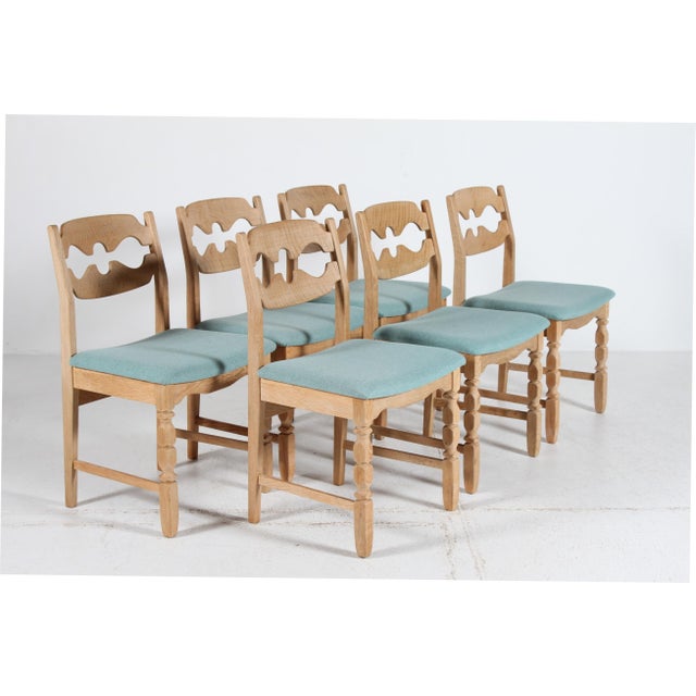 Here is a set of 6 Danish vintage razor blade chairs in great country style. They are designed by Henning Kjærnulf and...