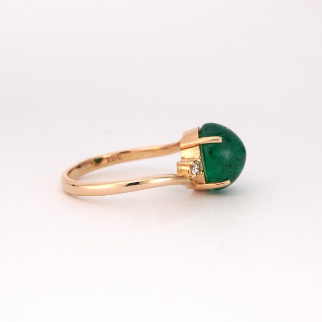 Contemporary 14k Yellow Gold Ring With 3.33ct Cabochon Emerald and Diamonds For Sale - Image 3 of 8