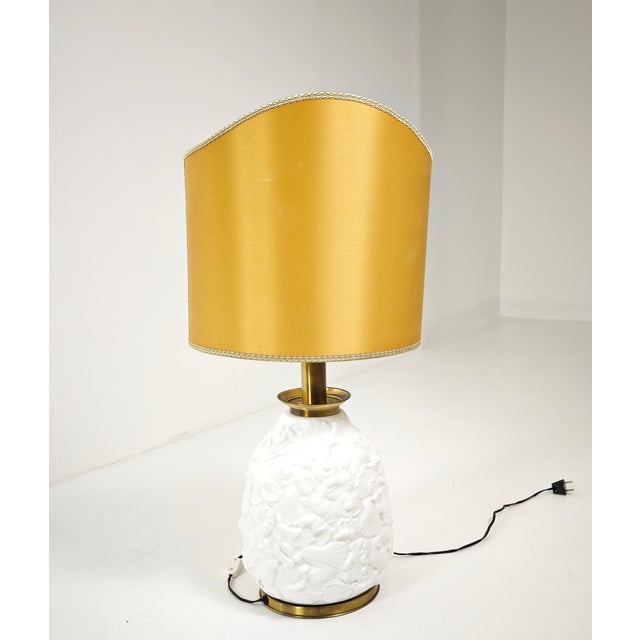 White Ceramic Table Lamp with Embossed Shell Motifs, 1960s For Sale - Image 4 of 18