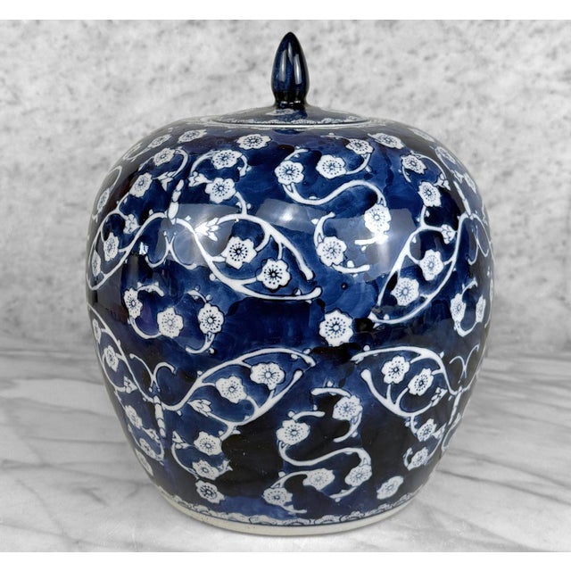 Chinoiserie Vintage Chinese Chinoiserie Blue & White Porcelain Butterfly Floral Ginger Jar For Sale - Image 3 of 9