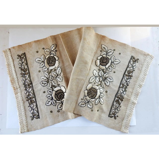1920s Vintage Ecru Linen Hand Embroidered Arts & Crafts Table Runner For Sale - Image 5 of 5