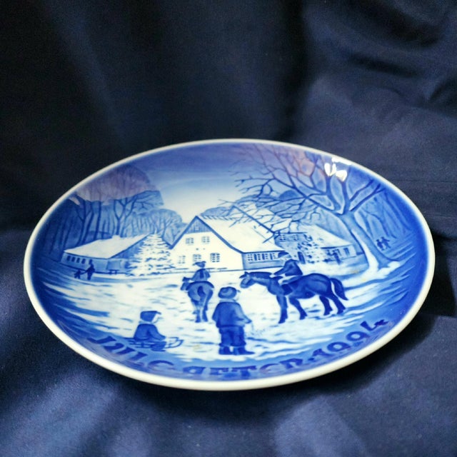 English Vintage Bing & Grondahl Holiday Plate, Blue and White, Copenhagen For Sale - Image 3 of 7