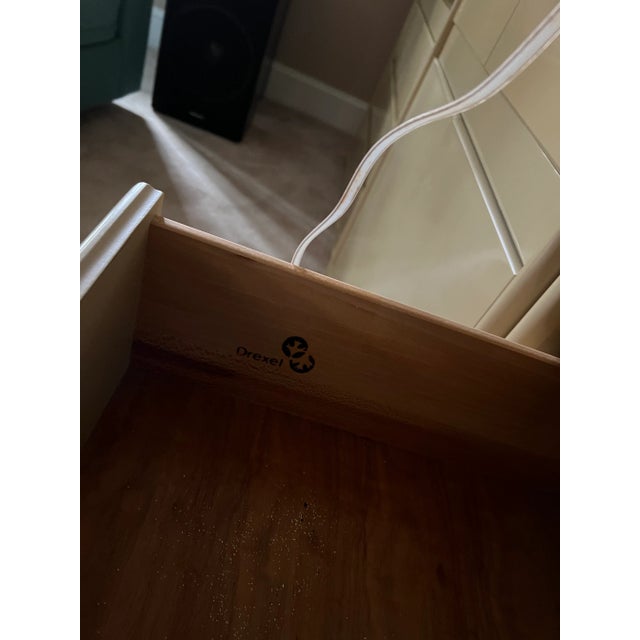 1990s Drexel Heritage Lighted Display and Media Cabinet For Sale - Image 5 of 13