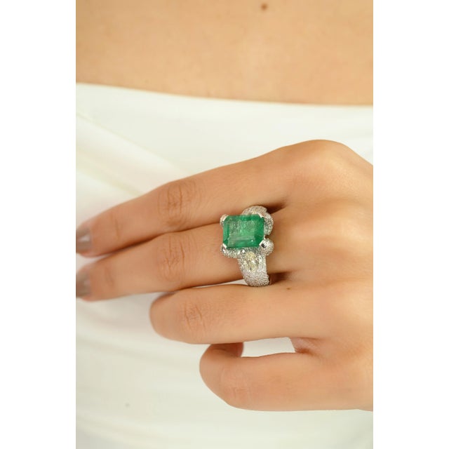 Metal 4.55 Ct Emerald and Diamond Asian Cocktail Ring Size 5 For Sale - Image 7 of 12