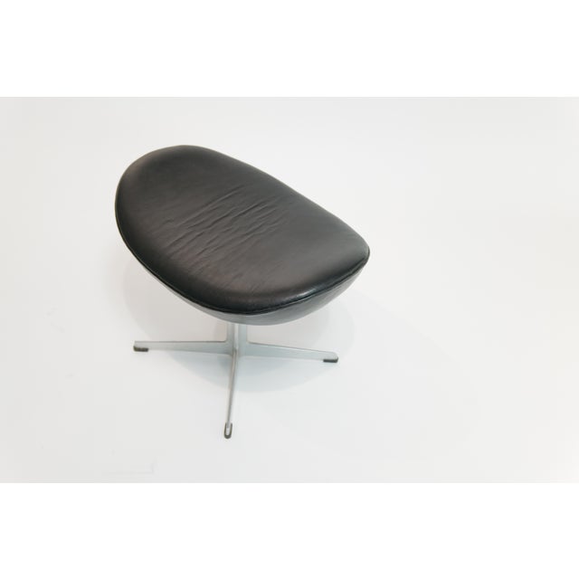 Mid 20th Century Arne Jacobsen Black Leather Egg Chair with Ottoman for Fritz Hansen For Sale - Image 13 of 15