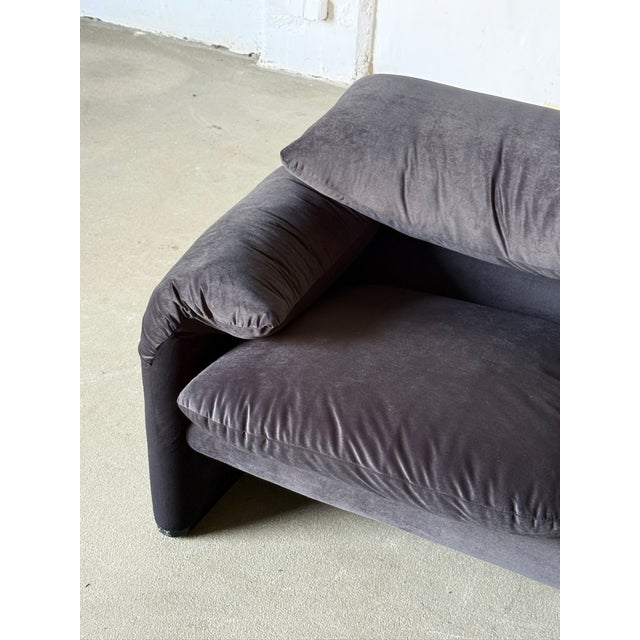 Cassina 1970s Maralunga 2-Seater Sofa, Reupholstered in Black Velvet Attributed to Vico Magistretti for Cassina For Sale - Image 4 of 6