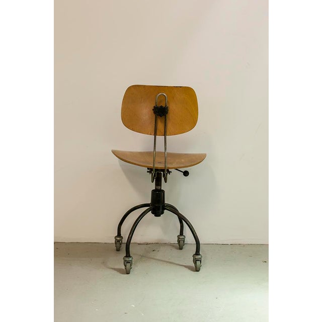 This office chair was designed by Egon Eiermann and manufactured by Wilde & Spieth during the 1950s in Germany....