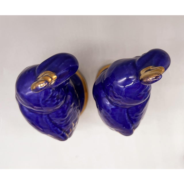 20th C. Royal Blue & 22k Gold Cockatoo Parrot Figurines – Tropical Revival / Luxe Decor For Sale - Image 10 of 10