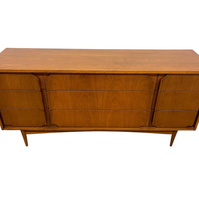 1970s Mid-Century Modern 9-Drawer Dresser With Sculpted DrawerFronts For Sale In Seattle - Image 6 of 10