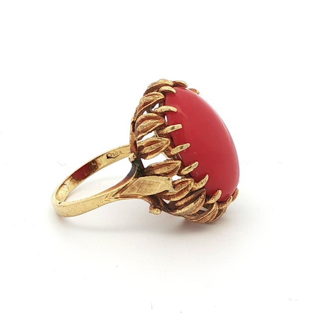 1950s 1950s 18k Yellow Gold Coral Ring, Size 6.5 For Sale - Image 5 of 11