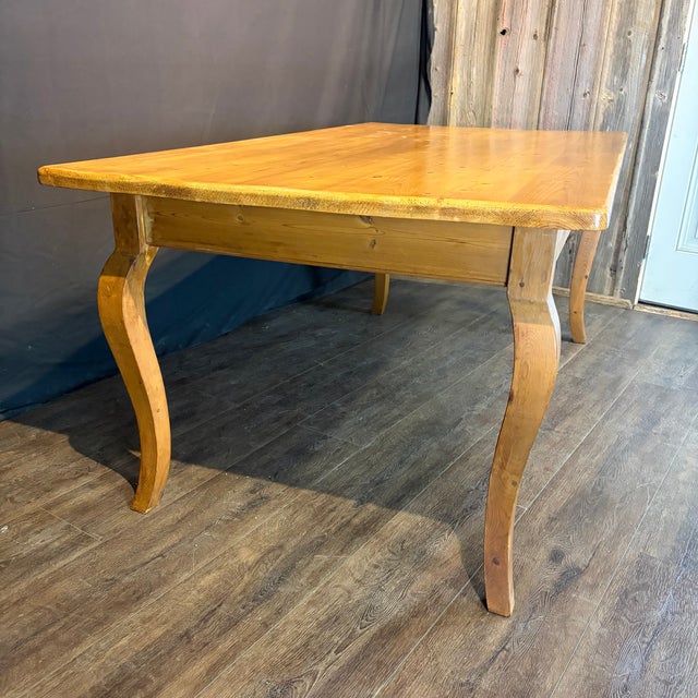 1950s French Provincial Pine Farmhouse Dining Table With Cabriole Legs For Sale - Image 5 of 7