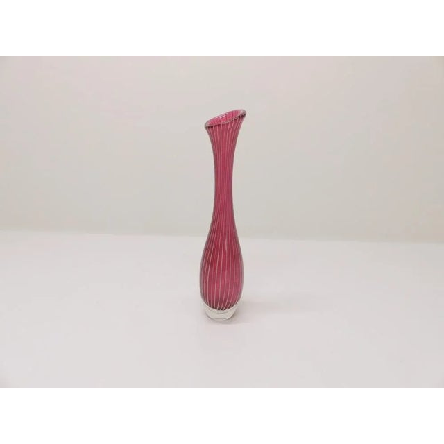 Vase tulip in pink glass with fine white zero canes attributed to Vicke Lindstrand for Kosta Boda. Circa: 1960...